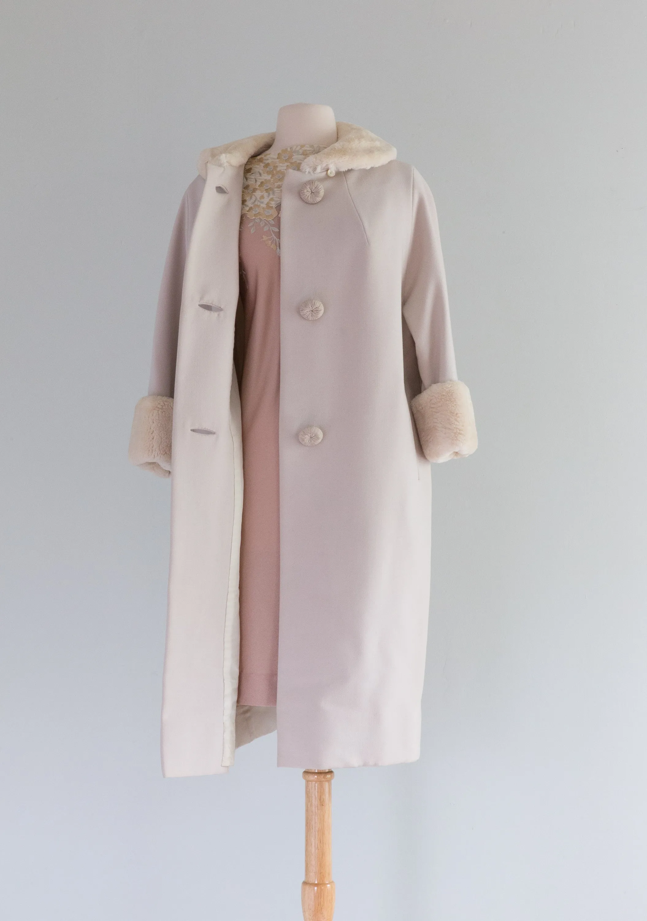 1960's Oyster & Pearl Wool Cocoon Coat With Beaver Collar & Cuffs / ML