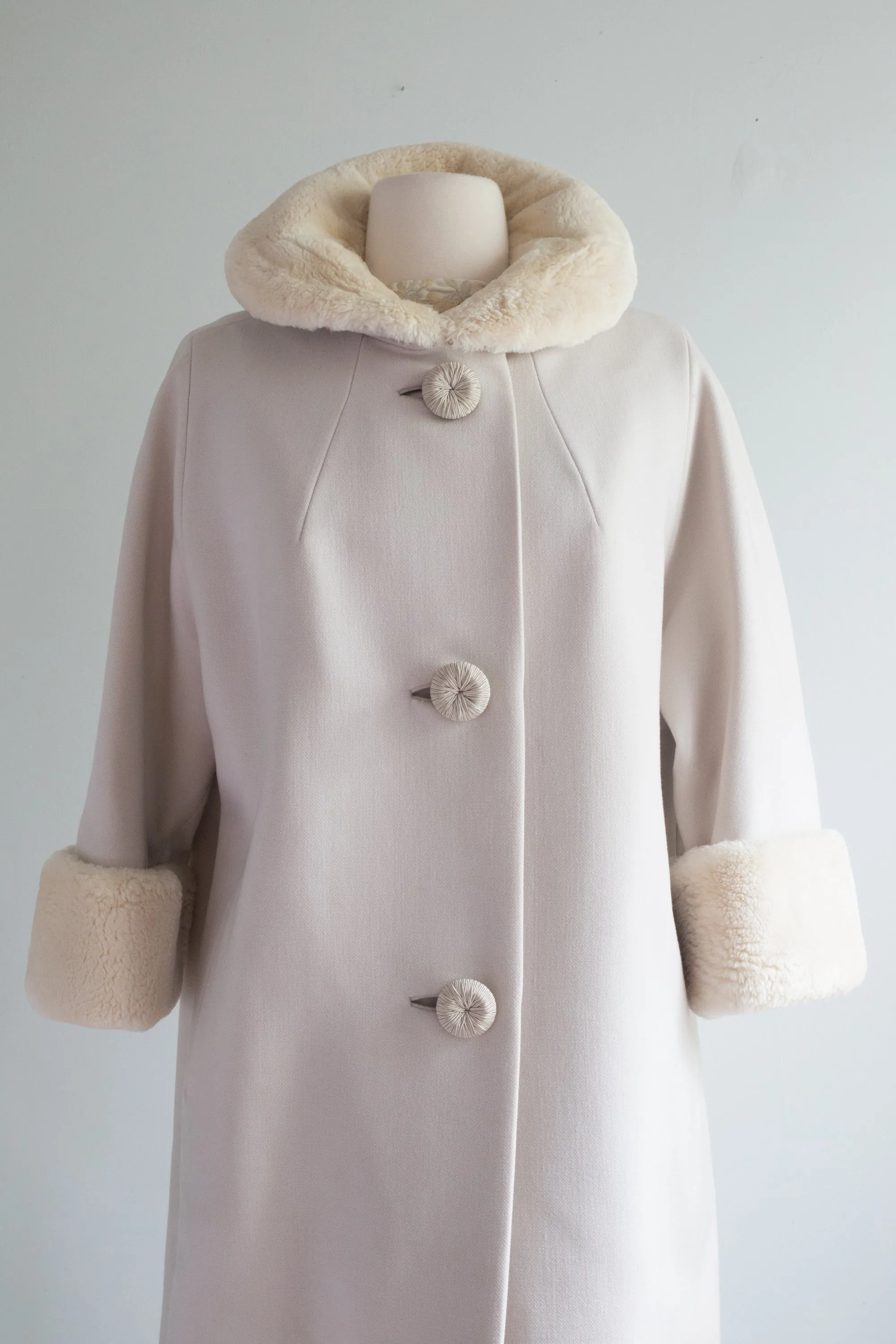 1960's Oyster & Pearl Wool Cocoon Coat With Beaver Collar & Cuffs / ML