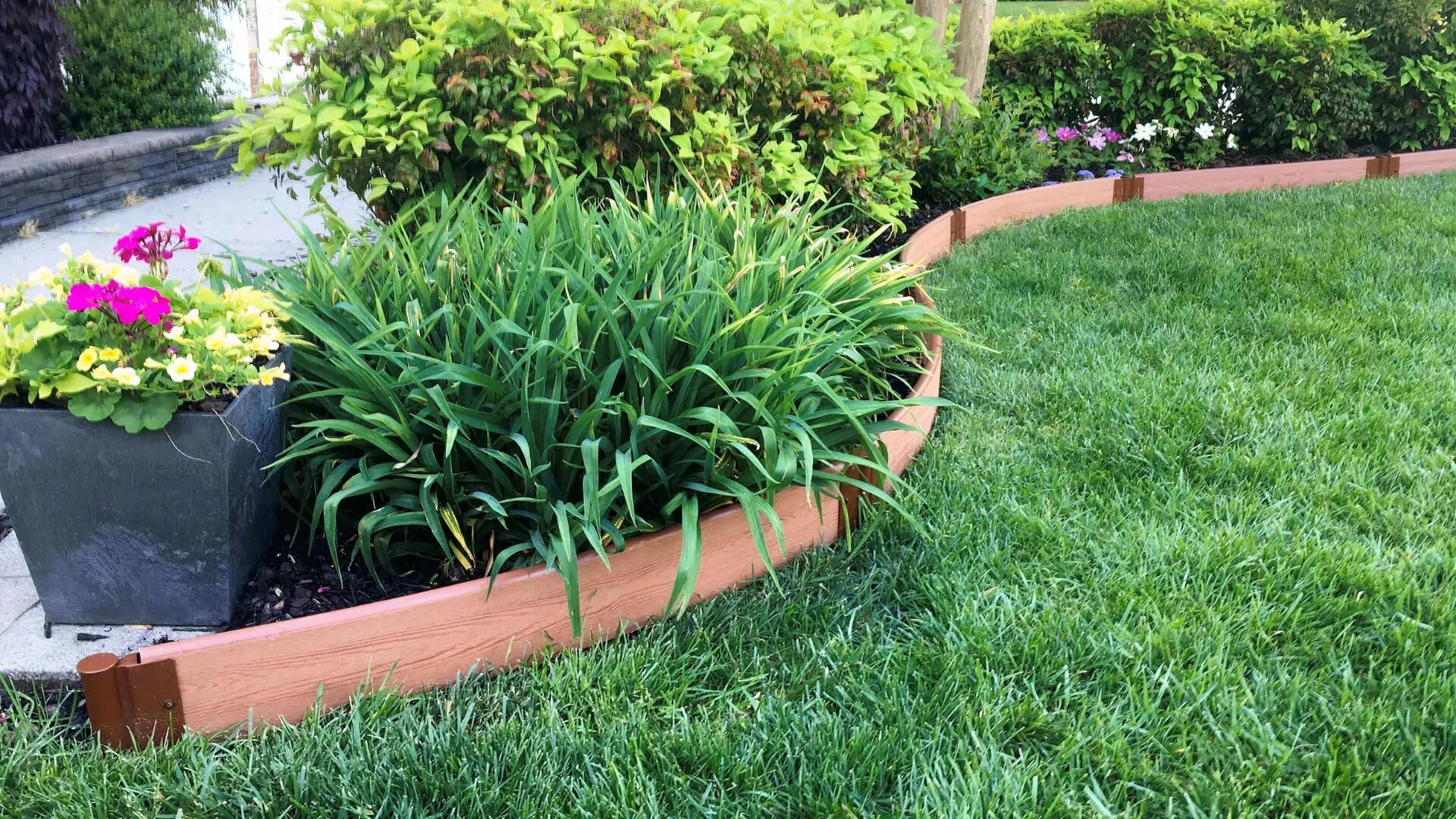 Frame It All | Tool-Free Curved Landscape Edging Kit 32' Classic Sienna